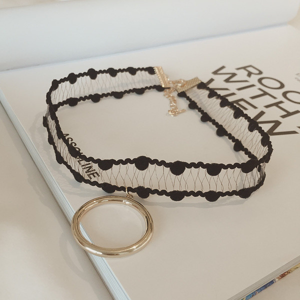 Изключително нежен дамски чокър с халка