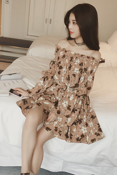 Πολλά όμορφα πολύχρωμα κυρίες φόρεμα με έναν ώμο