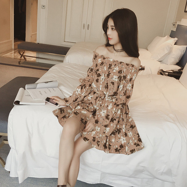 Πολλά όμορφα πολύχρωμα κυρίες φόρεμα με έναν ώμο