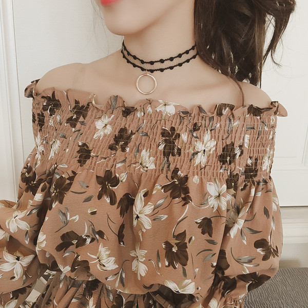 Πολλά όμορφα πολύχρωμα κυρίες φόρεμα με έναν ώμο