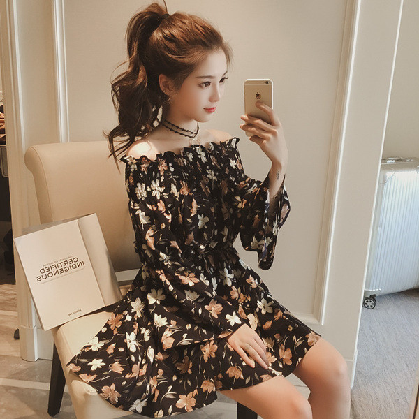 Πολλά όμορφα πολύχρωμα κυρίες φόρεμα με έναν ώμο