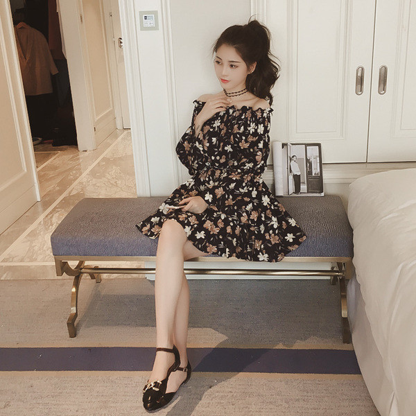 Πολλά όμορφα πολύχρωμα κυρίες φόρεμα με έναν ώμο