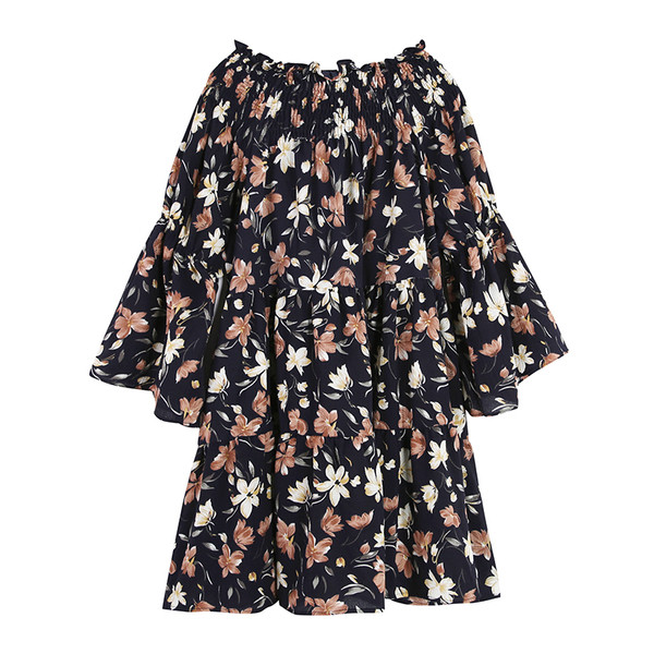 Πολλά όμορφα πολύχρωμα κυρίες φόρεμα με έναν ώμο