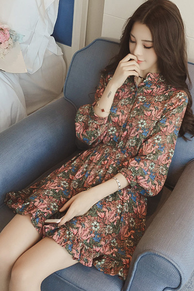 Πολύχρωμο κυρίες φόρεμα ιδανικό για τις ζεστές μέρες του καλοκαιριού