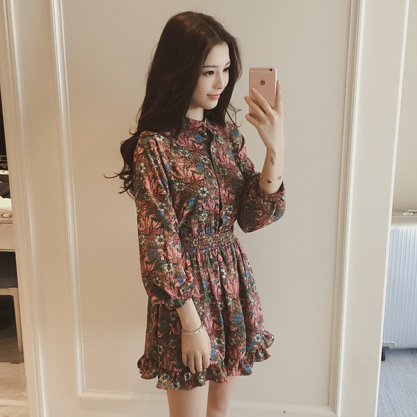 Πολύχρωμο κυρίες φόρεμα ιδανικό για τις ζεστές μέρες του καλοκαιριού