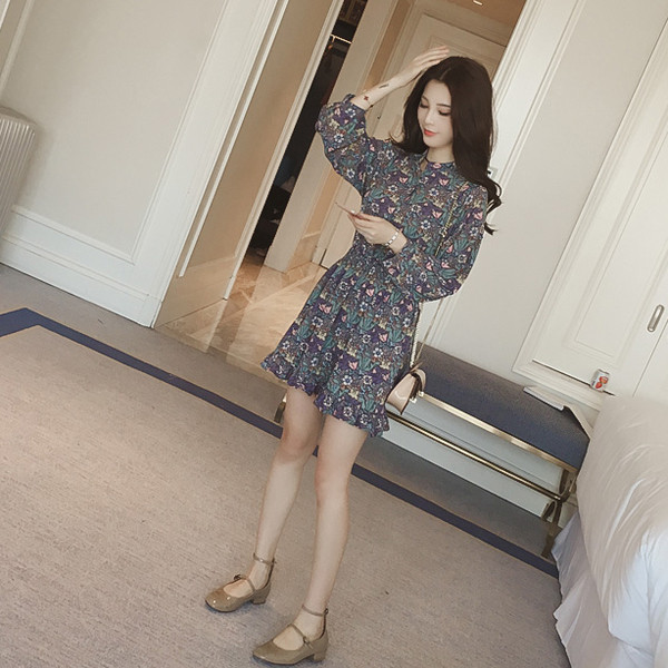 Πολύχρωμο κυρίες φόρεμα ιδανικό για τις ζεστές μέρες του καλοκαιριού