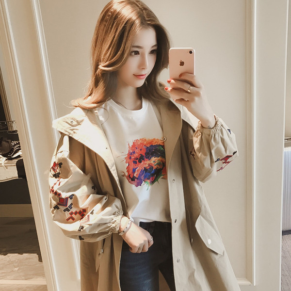 Καθαρό λευκό κυρίες μπλούζα με κοντό μανίκι και απλικέ κουτάβι