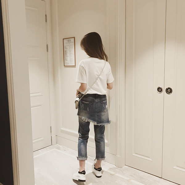 Καθαρό λευκό κυρίες μπλούζα με κοντό μανίκι και απλικέ κουτάβι