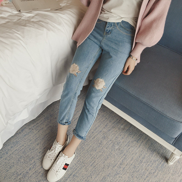 Страхотни дамски впити дънки с крачол в 7/8 и много нежна бродерия