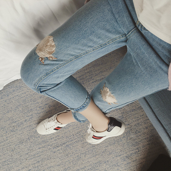 Страхотни дамски впити дънки с крачол в 7/8 и много нежна бродерия