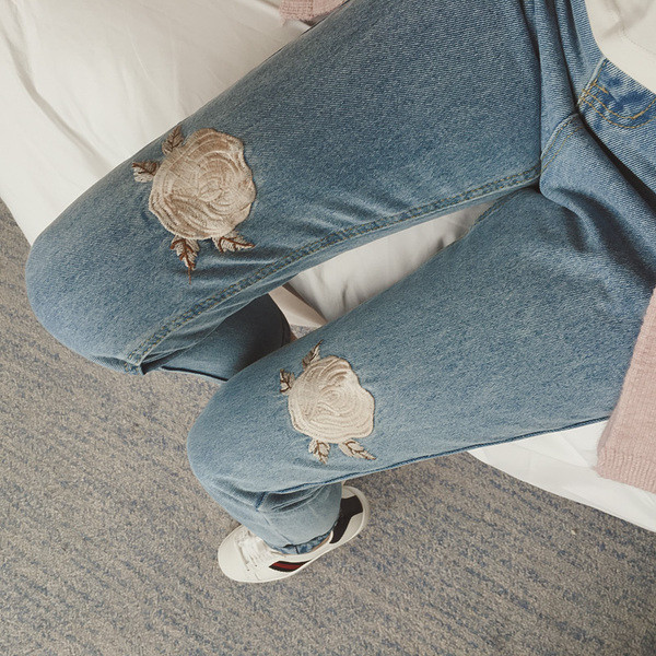 Страхотни дамски впити дънки с крачол в 7/8 и много нежна бродерия