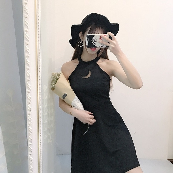 Спортно-елегантна дамска черна рокля с голи рамене