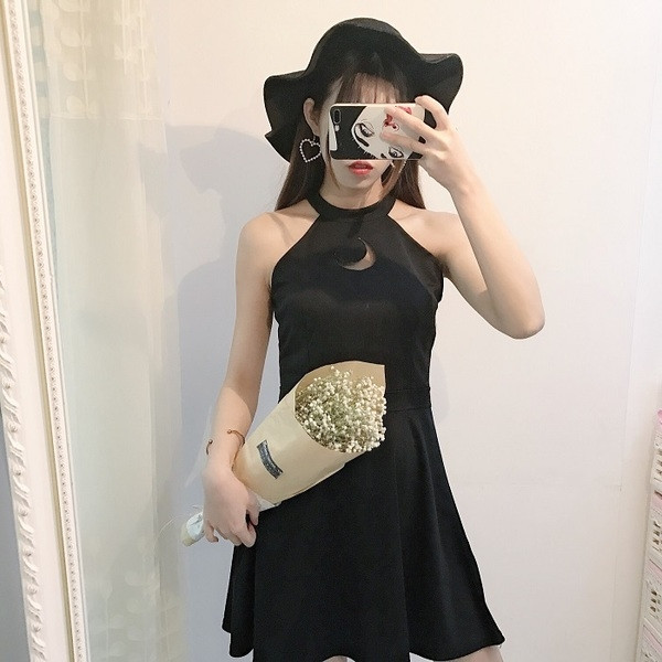 Спортно-елегантна дамска черна рокля с голи рамене