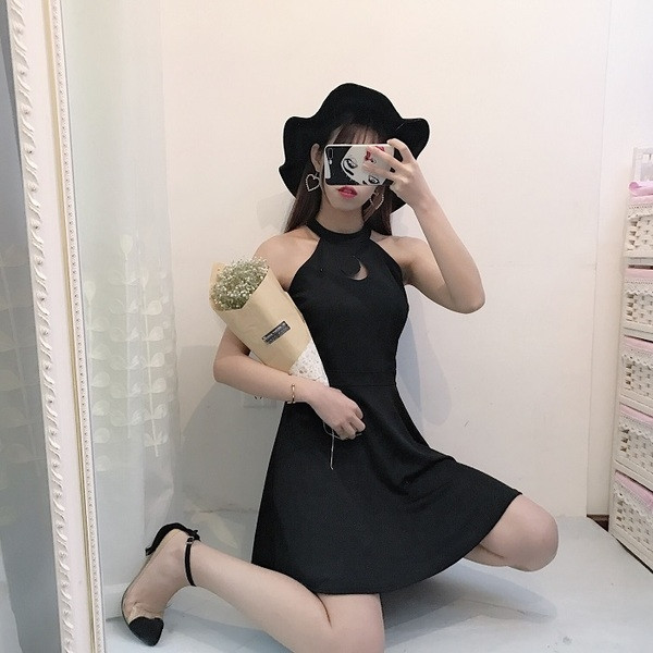 Спортно-елегантна дамска черна рокля с голи рамене