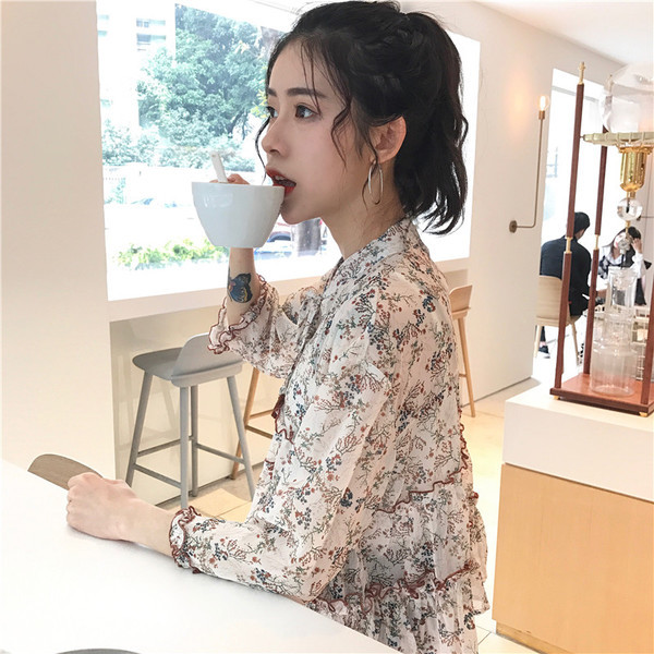 Μετάξι κυρίες πουκάμισο με δεσμούς γύρω από το λαιμό