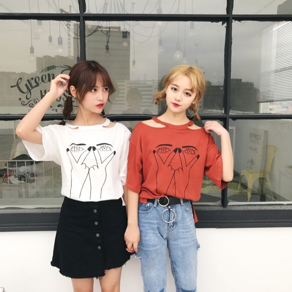 Γυναικεία μπλούζα σε δύο χρώματα με μια μεγάλη θήκη