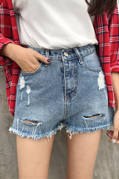 Шик дамски къси дънкови шорти с цепки и ресни