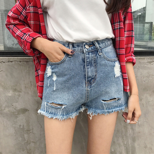 Шик дамски къси дънкови шорти с цепки и ресни