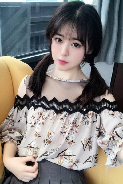 Μεγάλη κυρίες μπλούζα με φαρδιά μανίκια και ενδιαφέρον λαιμόκοψη