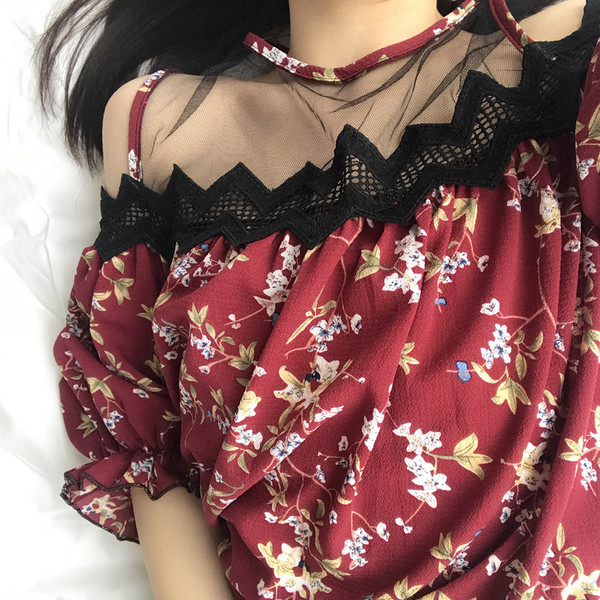 Μεγάλη κυρίες μπλούζα με φαρδιά μανίκια και ενδιαφέρον λαιμόκοψη