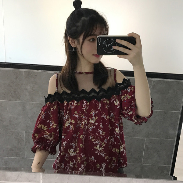 Μεγάλη κυρίες μπλούζα με φαρδιά μανίκια και ενδιαφέρον λαιμόκοψη