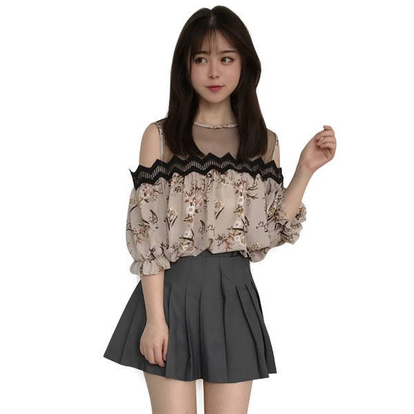 Μεγάλη κυρίες μπλούζα με φαρδιά μανίκια και ενδιαφέρον λαιμόκοψη