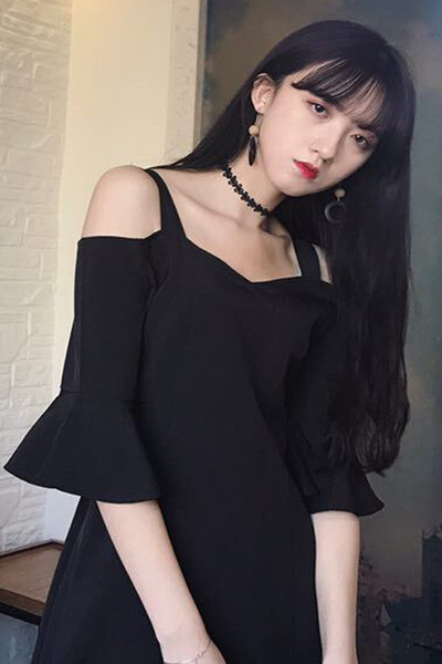 Κυρίες μαύρο φόρεμα με λεπτές τιράντες και εκτεινόμενο εντός του χιτωνίου αγκώνα