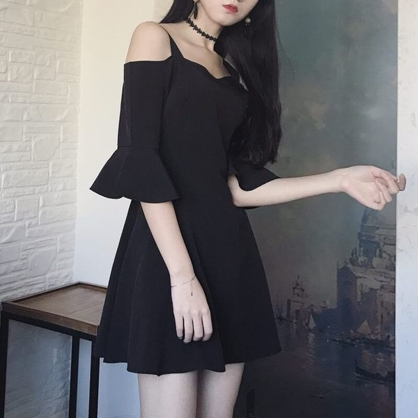 Κυρίες μαύρο φόρεμα με λεπτές τιράντες και εκτεινόμενο εντός του χιτωνίου αγκώνα