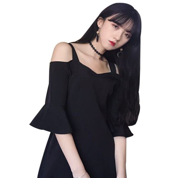 Κυρίες μαύρο φόρεμα με λεπτές τιράντες και εκτεινόμενο εντός του χιτωνίου αγκώνα