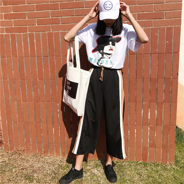 Ежедневен дамски комплект от две части включващ тениска и панталон