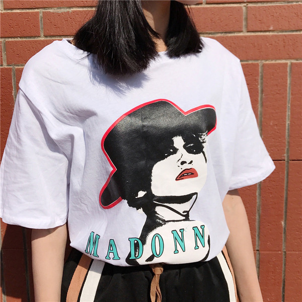 Ежедневен дамски комплект от две части включващ тениска и панталон