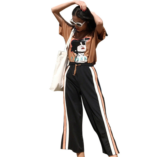 Ежедневен дамски комплект от две части включващ тениска и панталон