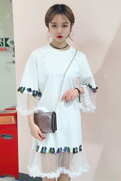 Καθημερινά οι γυναίκες ντύνονται με μεταξωτά μοτίβα σε δύο χρώματα