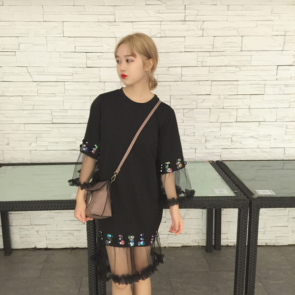 Καθημερινά οι γυναίκες ντύνονται με μεταξωτά μοτίβα σε δύο χρώματα