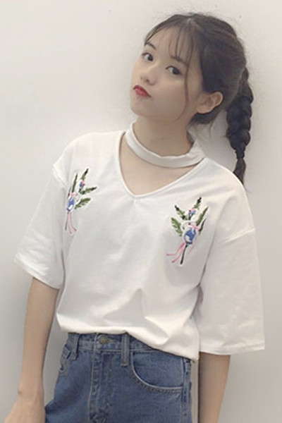 Μεγάλη κυρίες μπλούζα με κοντά μανίκια σε τρία χρώματα και κεντήματα των λουλουδιών