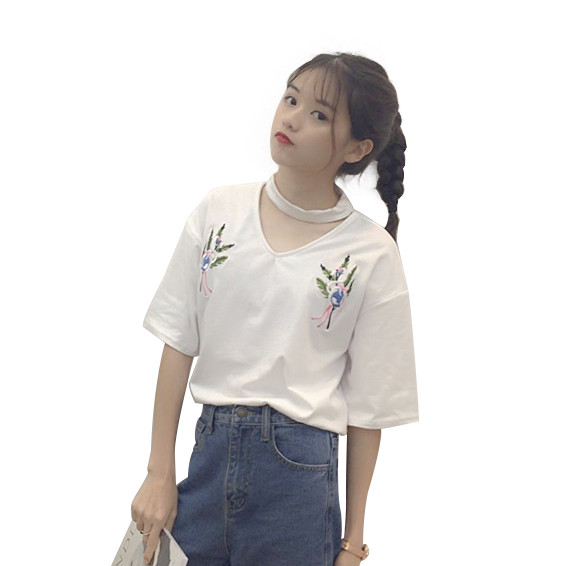 Μεγάλη κυρίες μπλούζα με κοντά μανίκια σε τρία χρώματα και κεντήματα των λουλουδιών