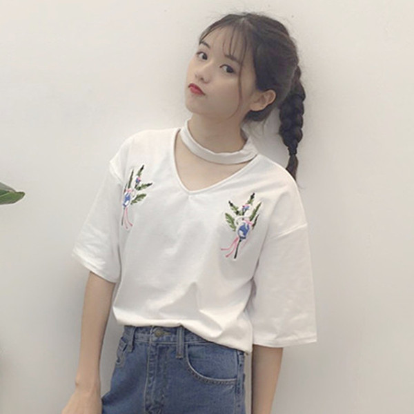 Μεγάλη κυρίες μπλούζα με κοντά μανίκια σε τρία χρώματα και κεντήματα των λουλουδιών