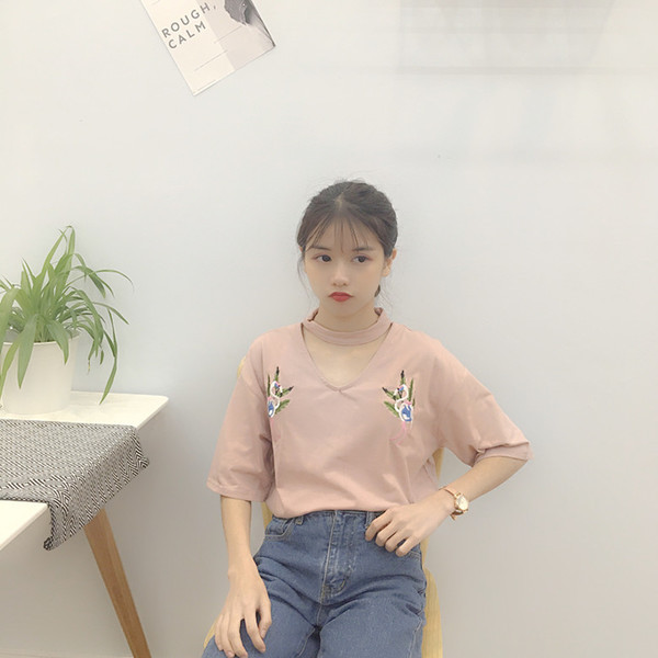 Μεγάλη κυρίες μπλούζα με κοντά μανίκια σε τρία χρώματα και κεντήματα των λουλουδιών