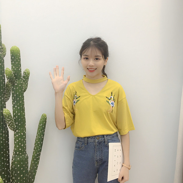 Μεγάλη κυρίες μπλούζα με κοντά μανίκια σε τρία χρώματα και κεντήματα των λουλουδιών