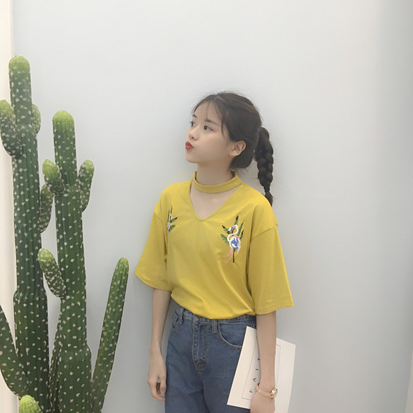 Μεγάλη κυρίες μπλούζα με κοντά μανίκια σε τρία χρώματα και κεντήματα των λουλουδιών