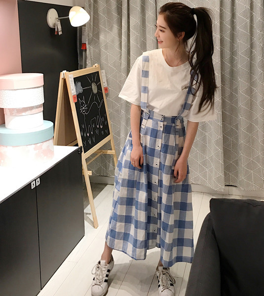 Μεγάλη κυρίες όμορφο ριγέ φούστα με ιμάντες γύρω από τη μέση