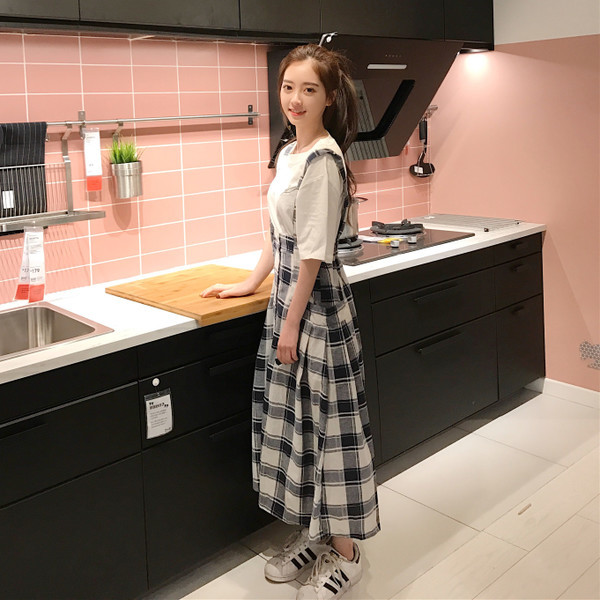 Μεγάλη κυρίες όμορφο ριγέ φούστα με ιμάντες γύρω από τη μέση