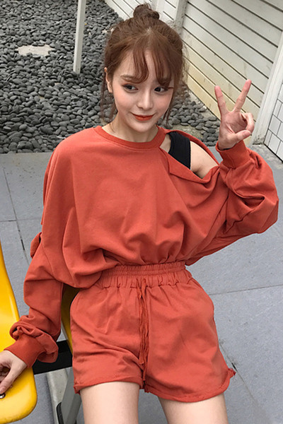 Καθημερινά κυρίες δύο μέρη που σε δύο χρώματα