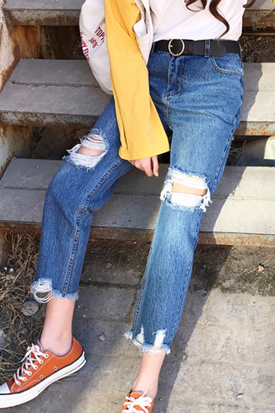 Εξαιρετικά μοντέρνα  γυναικεία τζην με σχισμένα γόνατα και  μήκος 7/8 