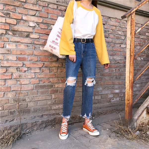 Εξαιρετικά μοντέρνα  γυναικεία τζην με σχισμένα γόνατα και  μήκος 7/8 