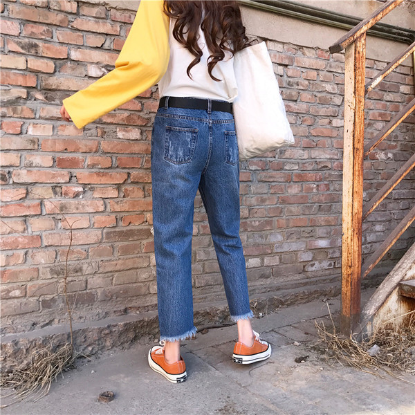 Εξαιρετικά μοντέρνα  γυναικεία τζην με σχισμένα γόνατα και  μήκος 7/8 