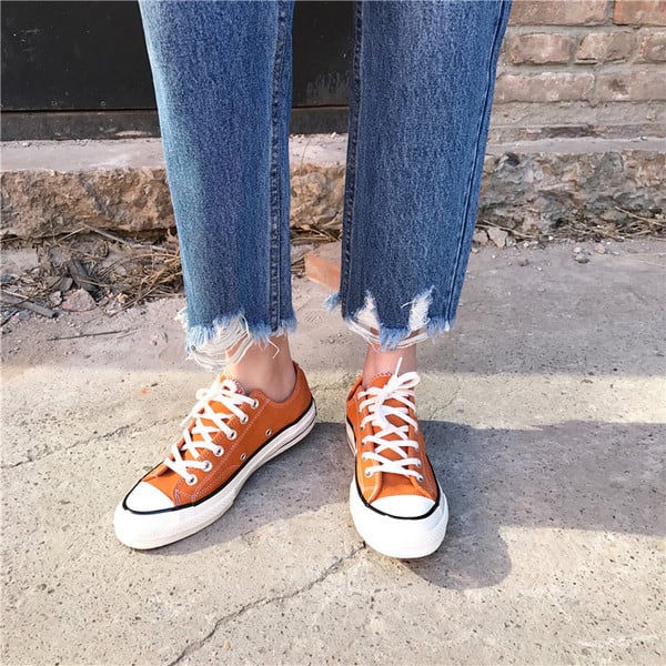 Εξαιρετικά μοντέρνα  γυναικεία τζην με σχισμένα γόνατα και  μήκος 7/8 