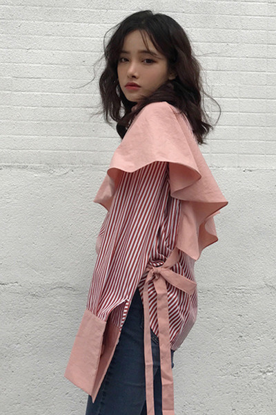 Καλαίσθητο κυρίες σακάκι με πολύ μακριά και φαρδιά μανίκια και ένα μικρό κολάρο