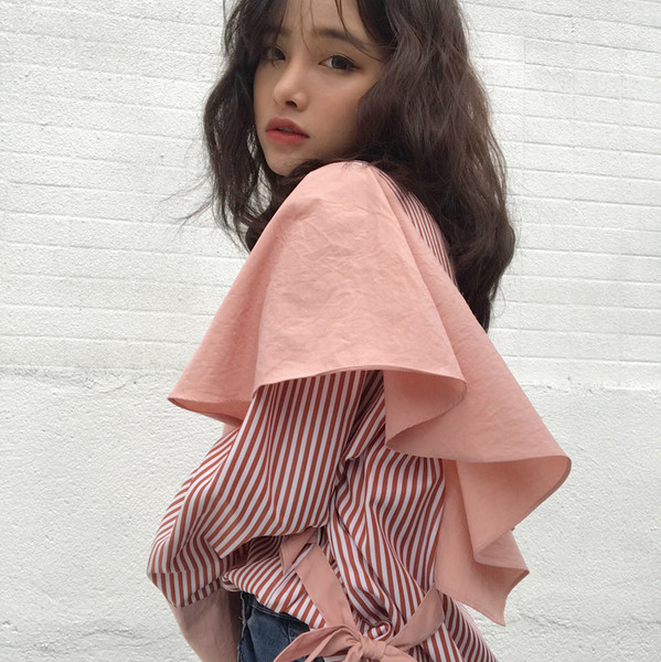 Καλαίσθητο κυρίες σακάκι με πολύ μακριά και φαρδιά μανίκια και ένα μικρό κολάρο