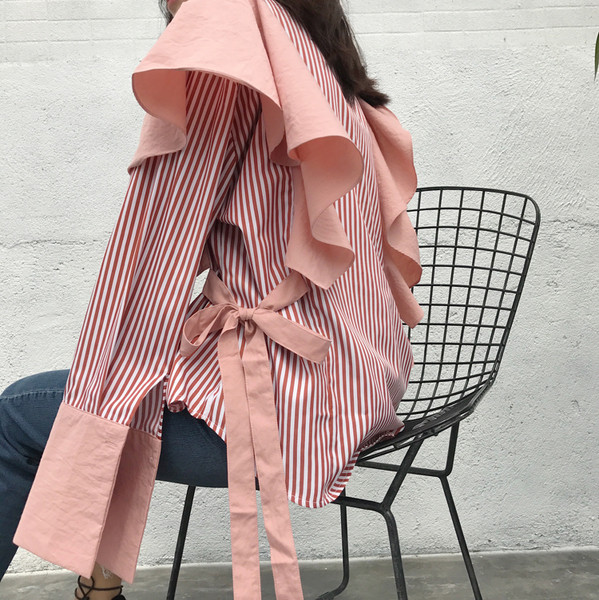 Καλαίσθητο κυρίες σακάκι με πολύ μακριά και φαρδιά μανίκια και ένα μικρό κολάρο